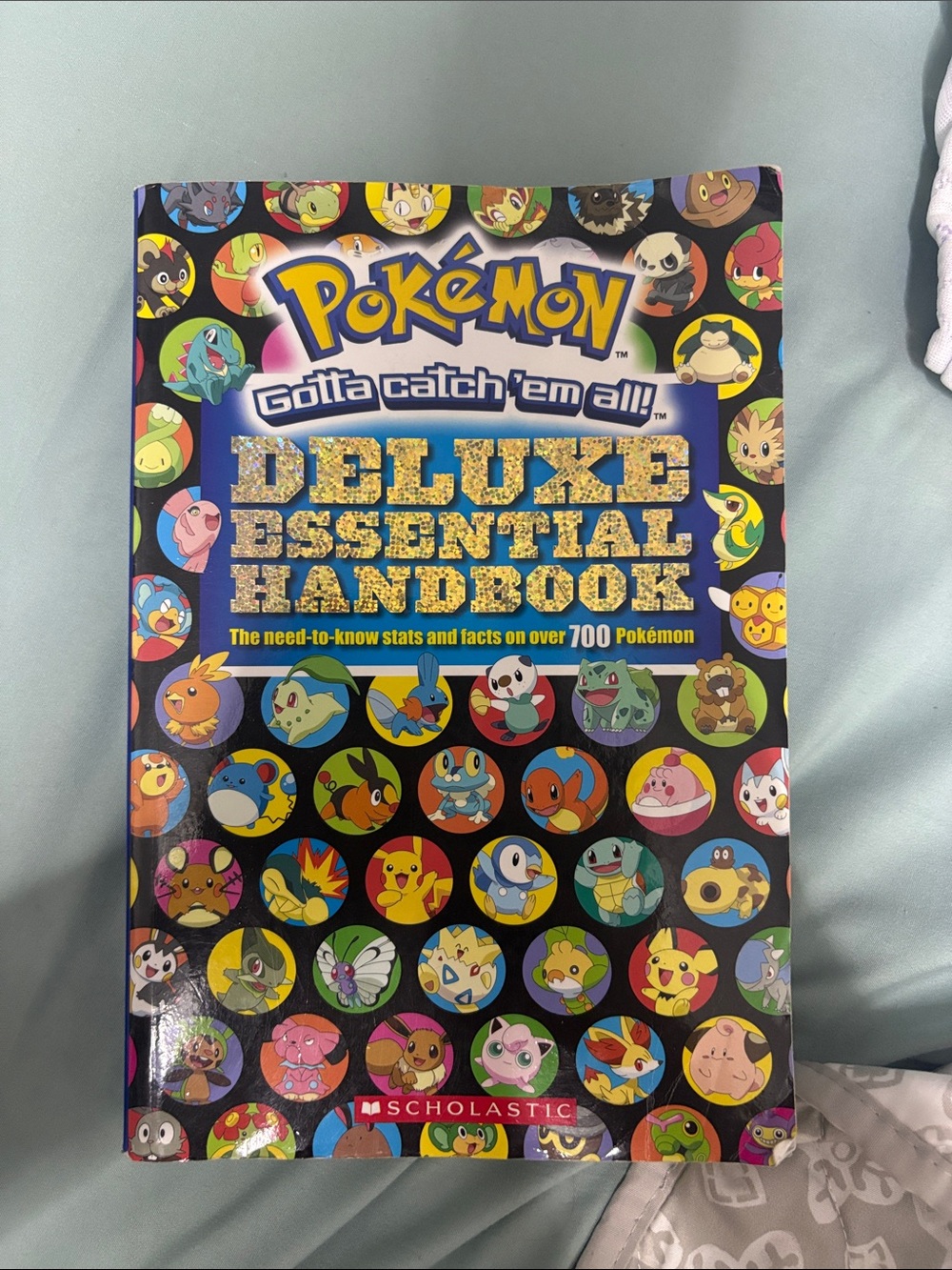 Pokémon Deluxe Essential Handbook - Colorful Character Cover